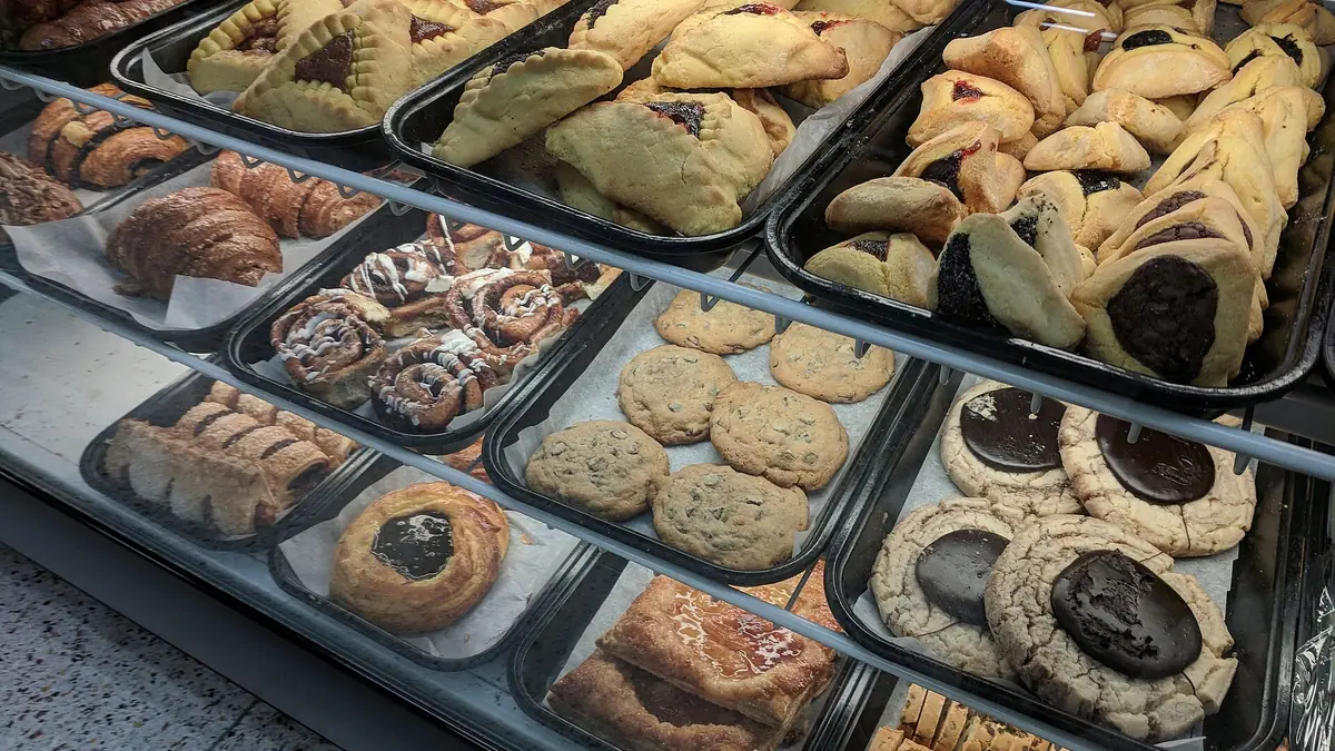Walkers Bon Bon - The Wee One – bakery in Coatbridge town centre